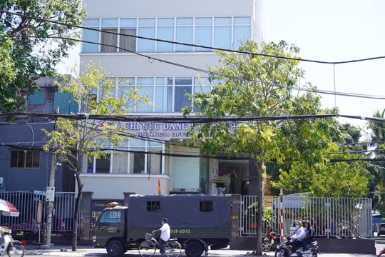 Thực hiện khám xét Chi cục đăng kiểm số 9, thuộc Cục Đăng kiểm Việt Nam