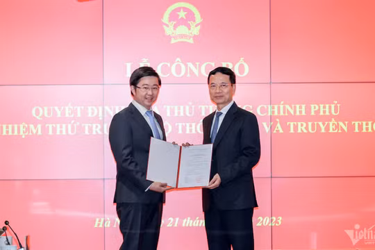 Trao quyết định bổ nhiệm ông Bùi Hoàng Phương làm Thứ trưởng Bộ Thông tin và Truyền thông