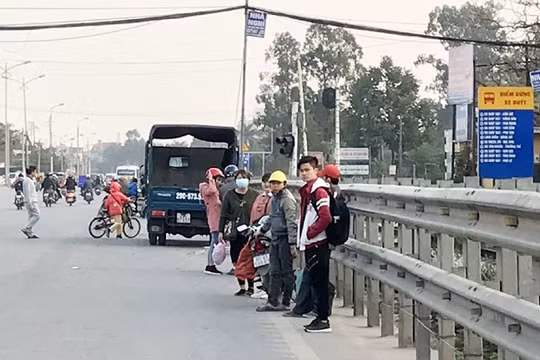 Hà Nội: Người dân ngoại thành vẫn "ngóng" nhà chờ xe buýt