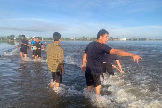 Cứu sống hai vợ chồng chới với giữa dòng lũ xiết