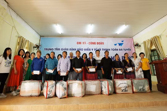 Trung tâm Giám định BHYT và TTĐT: Hành trình tình nguyện đến với xã vùng cao Khao Mang