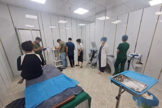 Phát hiện cơ sở thẩm mỹ "chui", "bác sĩ" mới học đến lớp 12 đang nâng ngực cho khách