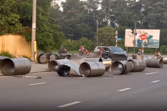 Bình Dương: Xe đầu kéo ôm cua, hàng chục cuộn tôn lăn xuống đường