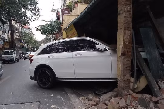Nữ tài xế Mercedes mất lái, lao thẳng vào nhà dân ở trung tâm Hà Nội