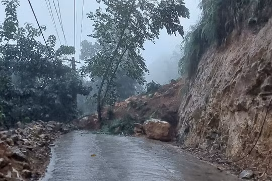 6 người chết và mất tích, hàng trăm ngôi nhà bị hư hỏng do mưa lớn, sạt lở đất