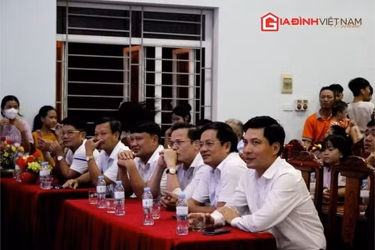 Gia đình Việt Nam mang yêu thương đến mùa Trung thu đầu tiên cho trẻ em vạn chài