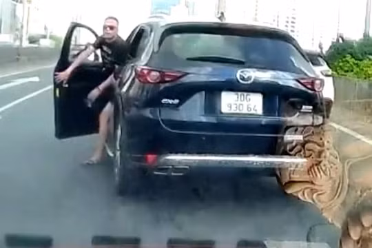 Đi vào làn khẩn cấp, tài xế còn hùng hổ xuống xe gây sự