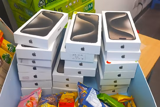 Phát hiện lô hàng iPhone 15 Pro Max nhập lậu tại sân bay Đà Nẵng