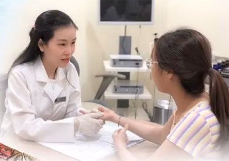 Nhiều người trẻ đua nhau đi xóa hình xăm hậu chia tay