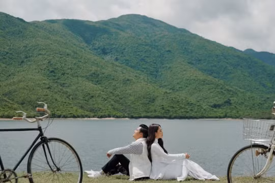 Quang Dũng mời Hoa hậu Mai Phương đóng MV mới