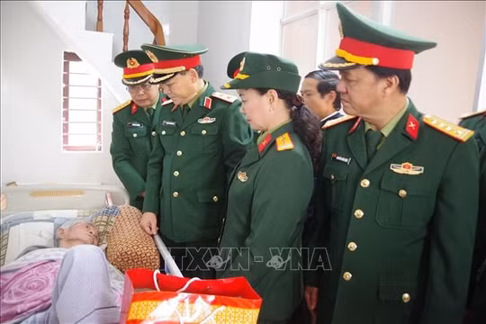 Đoàn công tác Quân ủy Trung ương tặng quà các gia đình chính sách tại Quảng Trị