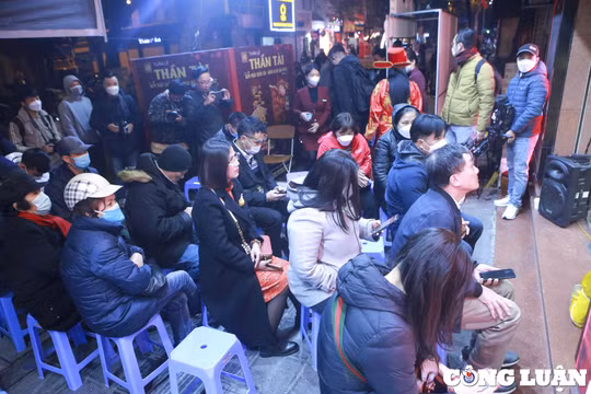 Ngày vía Thần Tài: Người dân xếp hàng từ 4h sáng chờ mua vàng