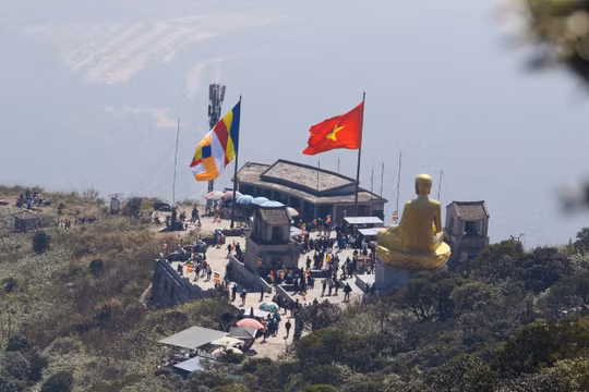 Chùa Đồng Yên Tử 'nhộn nhịp' người đến hành hương trong ngày đầu khai hội
