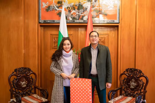 Á hậu 1 Mrs Universe 2023 Hoàng Thanh Nga thăm Đại sứ quán Việt Nam tại Bulgaria