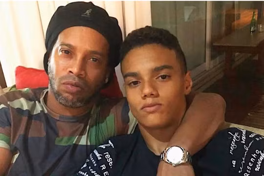 Con trai Ronaldinho ký hợp đồng với CLB Barca