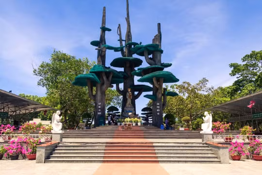 Du lịch tâm linh thu hút du khách ở Quảng Trị
