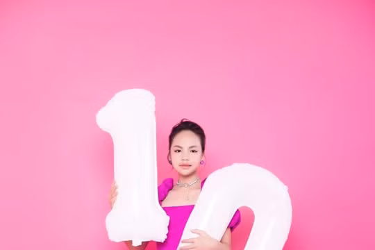 Hoa hậu nhí Phùng Hiểu Anh đón tuổi lên 10 ngọt ngào trong tràn ngập tình yêu thương