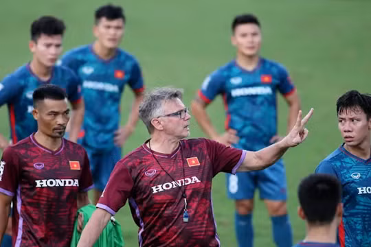 HLV Philippe Troussier đang chạy đua với thời gian