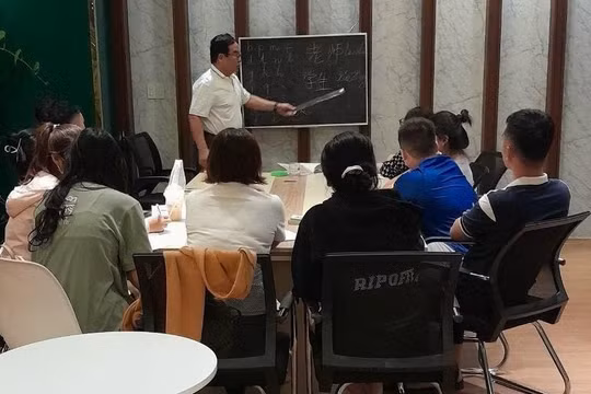 Lớp học tiếng Trung miễn phí của ông "giáo làng" tuổi 74