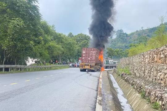 Lào Cai: Xe container bất ngờ bốc cháy dữ dội trên đường lên Sa Pa