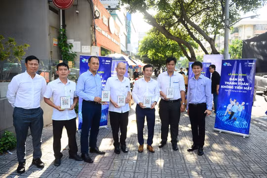 NAPAS phối hợp ra quân chiến dịch dán mã QR tại địa bàn Thành phố Hồ Chí Minh