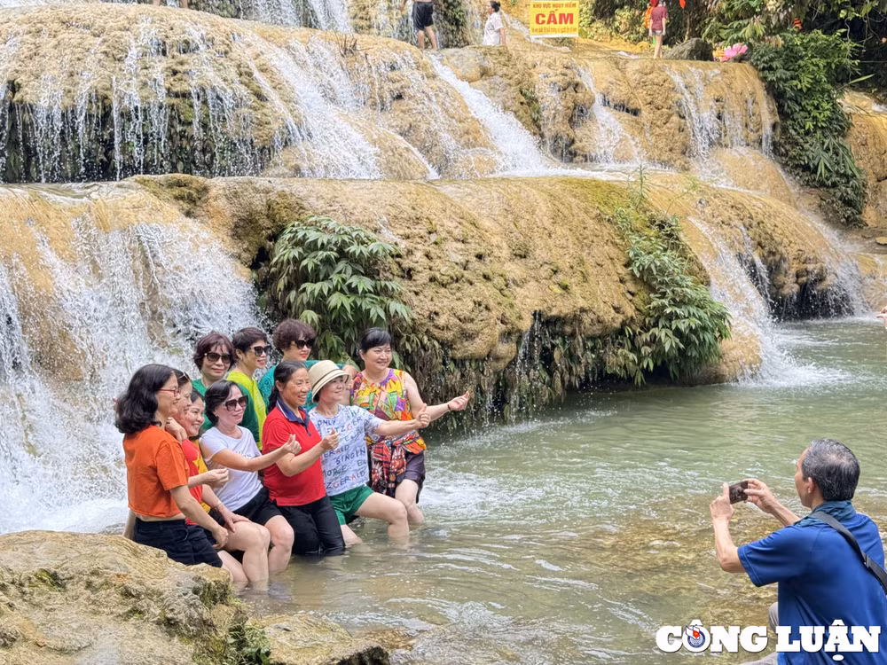 du khach do xo ve thac may 9 tang o xu thanh de giai nhiet hinh 4
