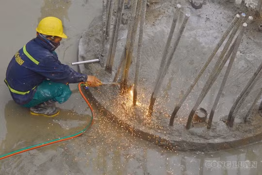 Hàng trăm công nhân phơi mình dưới nắng nóng, tăng tốc thi công cầu Mễ Sở 
