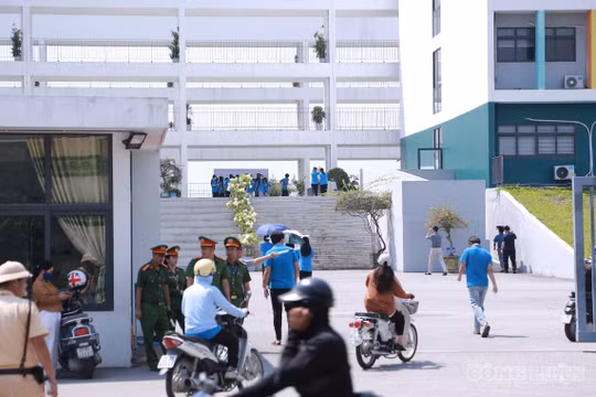 Các thí sinh làm thủ tục thi lại ở Tuyên Quang, công tác an ninh được siết chặt