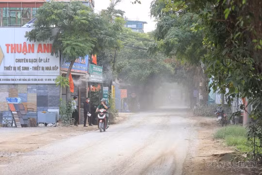 Sống trong “bão bụi” trên đường Hoàng Tăng Bí, người dân tìm đủ cách chống chọi