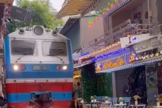 Người phụ nữ bị tàu hỏa hất văng điện thoại ở “phố cà phê đường tàu” không bị thương