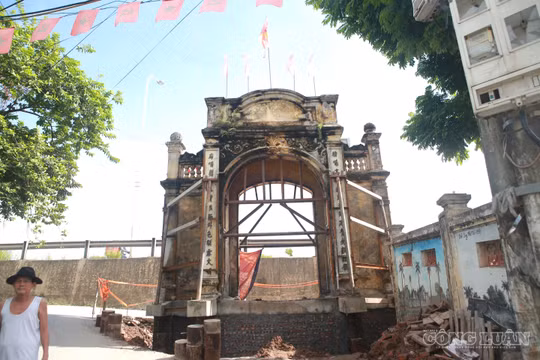 Hơn 250 hộ dân góp tiền nâng nguyên khối cổng làng 102 năm tuổi ở Hà Nội
