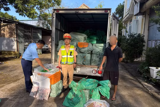 Quảng Ninh: Phát hiện xe tải chở 1,7 tấn thực phẩm đông lạnh bốc mùi
