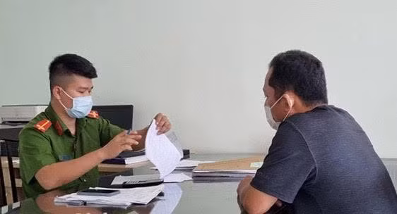 mau thuan no nan nguoi dan ong no sung ban doi thu hinh 1