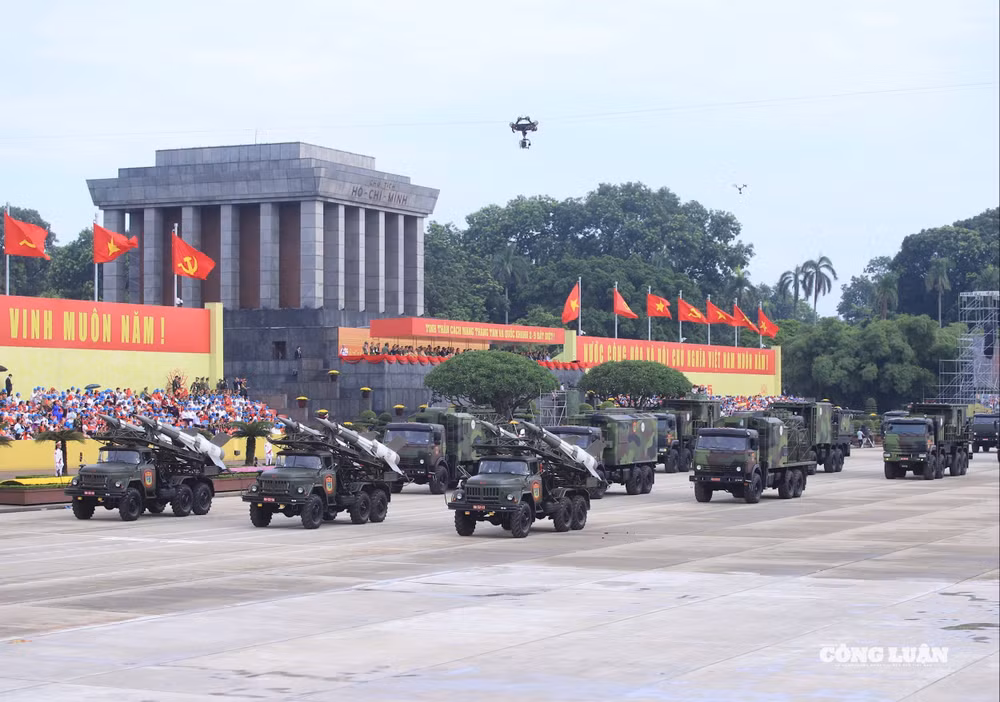Màn diễu binh, diễu hành xe pháo uy nghiêm, khẳng định ý chí bảo vệ Tổ quốc.