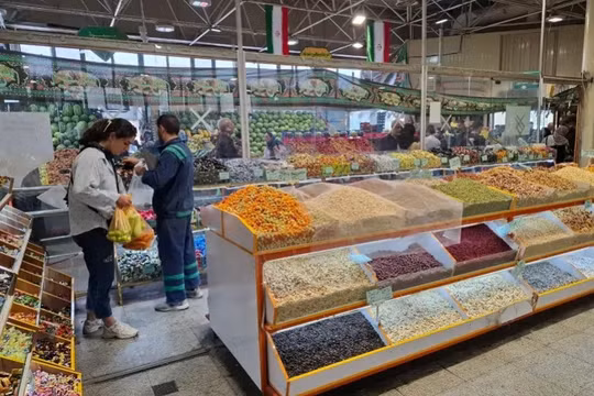 Giá thực phẩm tăng sốc, người dân Iran chật vật xoay xở