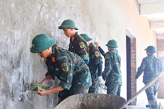 Bộ đội góp sức dựng trường, xây tương lai trên biên giới