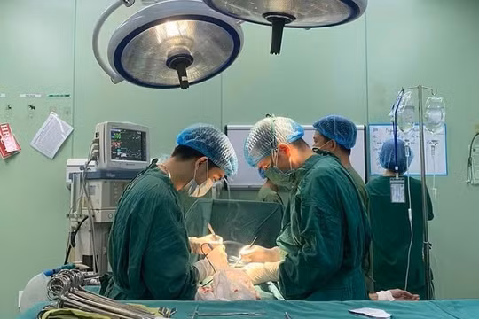 Hy hữu người đàn ông hai lần thủng ruột vì một nguyên nhân
