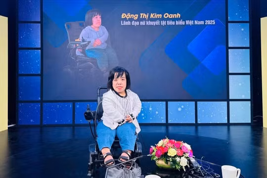 Cô gái ngồi xe lăn miệt mài trao sinh kế cho những người cùng cảnh ngộ
