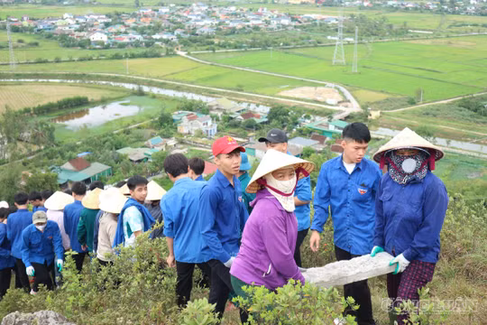 'Dây chuyền người' đưa hơn 1.500 tấm bê tông lên núi phục dựng dòng chữ lịch sử 