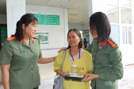 Ấm lòng những suất cơm nghĩa tình tại bệnh viện