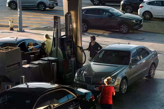 Giá xăng tăng trở lại, người Mỹ thêm áp lực chi tiêu