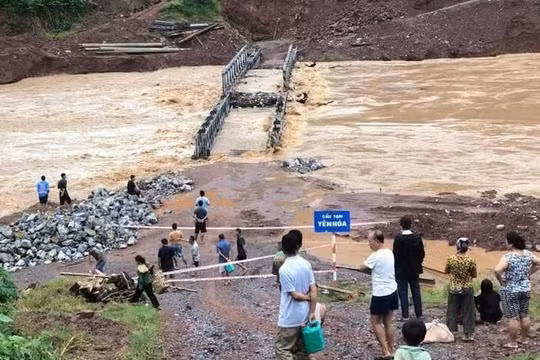 Lũ cuốn cầu tạm, chia cắt đường đi của người dân biên giới