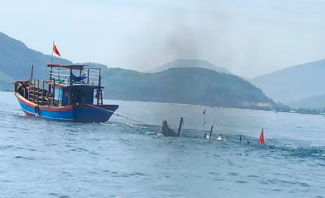 cuu thanh cong 12 thuyen vien tau ca bi dam chim tren bien hinh 1