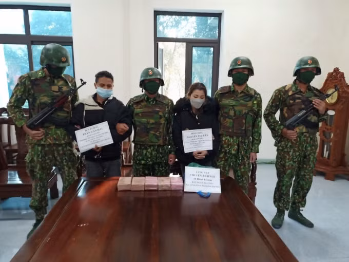 bat giu doi nam nu van chuyen 35 kg heroin hinh 1