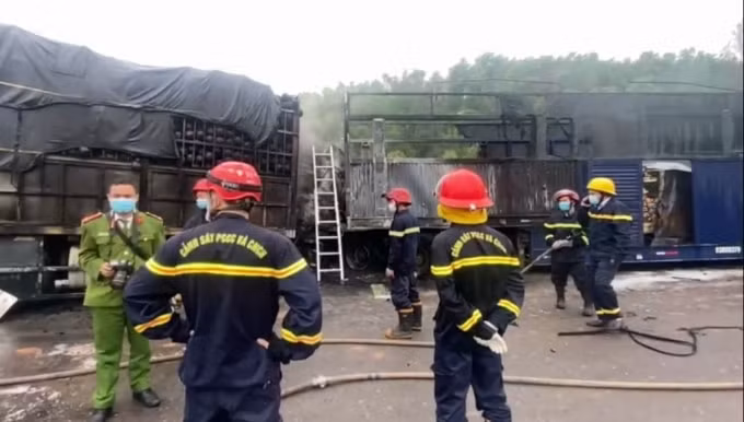 hai xe tai dam truc dien tren quoc lo 1a boc chay du doi hinh 1