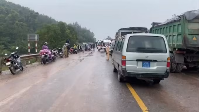 hai xe tai dam truc dien tren quoc lo 1a boc chay du doi hinh 3