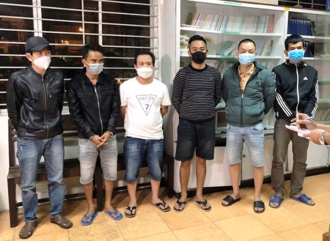 canh sat dot kich bat qua tang 30 nam nu thue hoi truong khach san de to chuc danh bac hinh 1