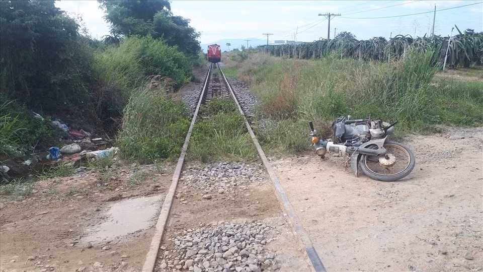 binh thuan va cham voi tau hoa thanh nien 21 tuoi dieu khien xe may tu vong hinh 1