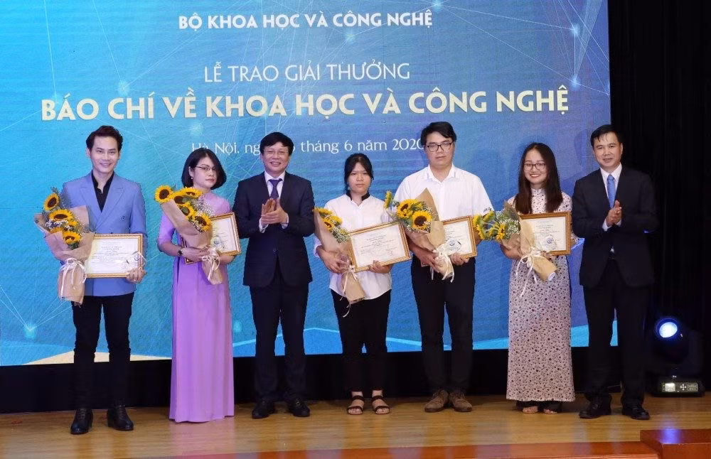 tiep tuc nhan va xet tang giai thuong bao chi ve khoa hoc va cong nghe nam 2021 hinh 1