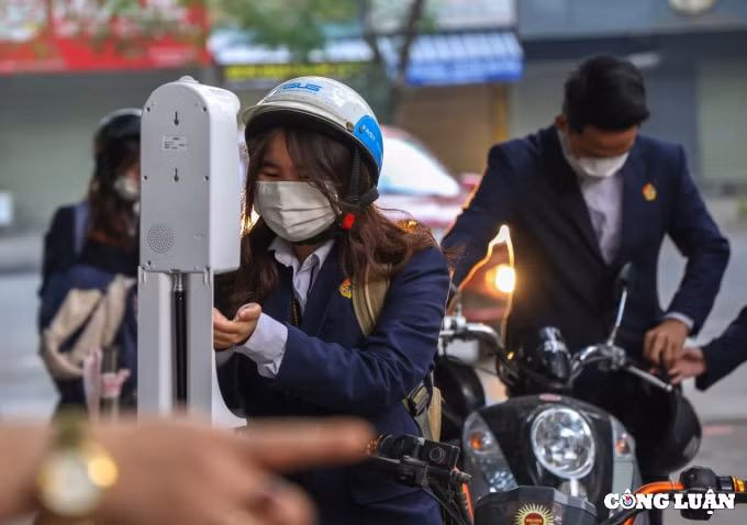 ha noi 50 hoc sinh khoi 12 bat dau den truong hoc truc tiep hinh 2